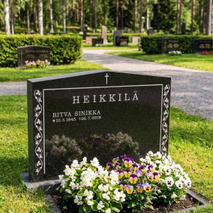 MUISTOJEN POLKU Black